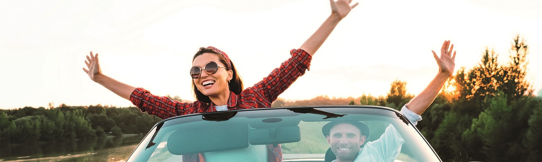 Frau im Auto 1800x540