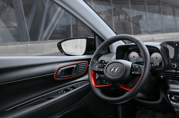 Türgriff- und Lenkraddekor.